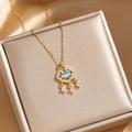 Collier doré avec pendentif oeil de chat et glands en zircon sur boîte cadeau luxe - Serrure Éclatante Dorée