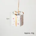 Pendentif boîte cadeau de Noël nordique blanche avec nœud doré et flocons, 8cm - Blanc