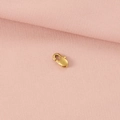 Dettaglio macro di una chiusura a moschettone in acciaio placcato oro 18K su tessuto rosa - Placcato Oro 18K / Oro