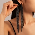 Primo piano di eleganti orecchini a frangia nera lunga con strass su una modella donna - Nappina Lunga con Strass Neri (Perno in Argento 15#)