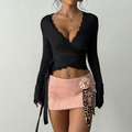Top corto nero con lacci e pizzo scollo a V abbinato a gonna rosa in pelliccia - XS / Nero