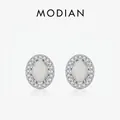 Pendientes de plata S925 con opalo ovalado y halo de diamantes sobre un fondo blanco - Plata 925 / Pendientes de Botón de Opalo