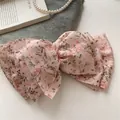 Barrette à cheveux rose à motif floral en mousseline avec nœud élégant pour femmes - Floral Journal de Rose