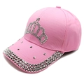 Detailaufnahme einer rosa Baseballkappe mit Kronen-Strasssteinen und metallischen Nieten - M (56-58cm) / Rosa
