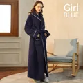 Dicker marineblauer langer Korallenfleece-Bademantel für Damen mit weißer Paspelierung - M / Dunkelblau [Damen]