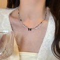 Collar de doble capa plateado con colgante de mariposa negra y detalles de barras finas - Doble Capa Mariposa Negra