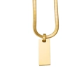 Detail einer goldenen Edelstahl-Schlangenkette mit einem vertikalen Balkenanhänger - Gold 10*25mm (MP003)