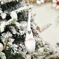 Gnomo di Natale con cappello bianco a maglia e cuore grigio su ramo innevato - Cappello Bianco Con Cuore / Bianco