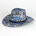Detail eines digitalen Camouflage-Cowboyhuts mit schwarzer Kordel und Metallösen - Verstellbar / Blaugraue Digitale Tarnung (3)