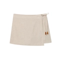 Gonna a portafoglio in lino beige con lacci decorati da perline su sfondo bianco - XS / Shorts