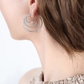 Dreifach-C-Ohrringe mit gedrehter Textur und 18K Vergoldung für einen eleganten Look - Stahlfarbe