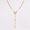 Dettaglio macro della collana rosario dorata con medaglione a cuore e pendente a croce - Oro