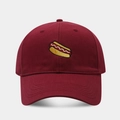 Cappellino da baseball bordeaux in cotone con ricamo hot dog su sfondo grigio minimale - Borgogna