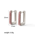 Dettaglio orecchini huggie rettangolari 22mm con zirconi rosa in finitura argento - Base Argento Con Zirconia Rosa (TE6276-S-PK)