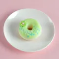 Modelo de dona artificial verde menta con sirope y detalle de flor, diámetro de 7cm - Verde (Donut de perlas)