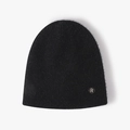Bonnet en tricot noir chic avec texture pelucheuse et emblème lettre R en strass - Taille unique / Noir