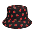 Détail du chapeau bob noir montrant l'imprimé fraise et la texture du coton sergé - M (56-58cm) / Fraise