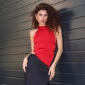 Top dos nu ajusté en satin rouge avec dos ouvert et ourlet asymétrique en pointe - S / Rouge
