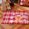Set de table de Noël avec bonhomme en pain d'épices et motif à carreaux rouges sur table - Bonhomme de Pain d'Épice - Set de Table