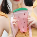 Roze watermeloen plastic beker met rietje, groen deksel en handige draagriem voor kids - 320ml / Rode Watermeloen
