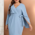 Detalle del vestido azul claro con cuello en V, mangas de linterna abiertas y cinturón - XL / Azul