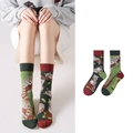 Asymmetrische Baumwollsocken mit dunkelgrünem und kastanienbraunem Waschbärmuster - Waschbär-Wald Stil (1056)