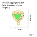 Detalle macro del dije de corazón de esmalte verde de 14mm con borde de circón en cobre dorado - Verde