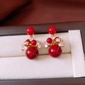 Vista dettagliata degli orecchini con perle rosse placcati oro 18K e accenti di cristallo - Orecchini Pendenti con Perle Rosse / Stile Pendente Rosso (Perno in Argento-Oro-Rosso-Placcato Oro 18K)
