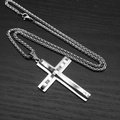Dettaglio del ciondolo a croce ondulata a doppio strato argento su catena a spiga - Catena di Grano da 60cm / Color Acciaio