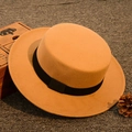 Klassischer flacher Wollfilzhut in Camel mit schwarzem Ripsband auf grauem Texturhintergrund - Erwachsenengröße 55-58cm / Khaki