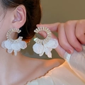 Détail de boucles d'oreilles C en zircon avec élégants glands de pétales blancs - Style Pétale en Strass en Forme de C (84#) / Or Blanc