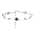 Detalle de pulsera de doble capa en plata S925 con dijes de trébol de nácar de colores - Concha Natural Chapado en Platino