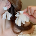 Dettaglio orecchini a fiore in chiffon bianco con perno a cuore in resina - Stile Fiore in Tessuto e Orecchino a Cuore (19#)