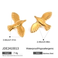 Gedetailleerd beeld van vogelvormige roestvrijstalen oorbellen met specificaties - Vogel Ontwerp (JDE2410013) / Goud