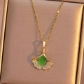 Gouden ketting met ginkgo blad hanger voorzien van een groene edelsteen en zirkoon - Gouden Ginkgoblad met Groen Kattenoog