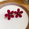 Détail de boucles d'oreilles fleurs rouges floquées avec texture veloutée sur tissu - 36# Clous Fleur à Cinq Pétales Flocage Bourgogne (925 Sterling Silver Earring Post)