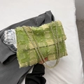 Borsa a tracolla verde testurizzata con bordi sfilacciati, nappe a scacchi e catena d'oro - Verde