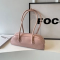Sac sous le bras cylindrique rose pâle avec anses fines et finition cuir lisse - Rose