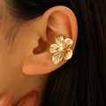 Κοντινό πλάνο χρυσού λουλουδάτου ear cuff με λεπτομερή μεταλλική υφή - 01 Κλιπ Αυτιού Λουλούδι KC Χρυσό (S443)