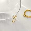 Detail van gedraaide touwring met ovale zirkoon en kralenring met vierkante steen - US 6 / Goud-Ovale Zirkoon