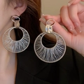 Orecchini geometrici tondi intrecciati in argento con texture metallica per le donne - Stile Cerchio Grande Intrecciato in Filo / Argento Lucido (925 Sterling Silver Earring Post)