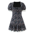 Donkerblauwe mini-jurk met bloemenprint, pofmouwen en witte kanten afwerkingen - S / Zwart Print