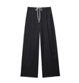 Detail der schwarzen Nadelstreifen-Weitbeinhose mit Kordelzug und weißem Innenfutter - XS / Schwarze Feine Streifen