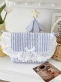 Blau-weiß gestreifte Stepptasche mit Spitzenbesatz und Schleife im süßen Stil - Crossbody Bag / Blau Gestreifte Herzchen-Spitze