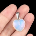 Pendentif cœur en opalite avec reflets bleus et bélière en métal argenté - Opale (Synthétique)