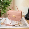 Sac à main élégant en cuir rose imprimé croco avec fermoir rotatif en métal doré - Rose