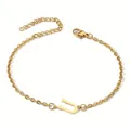Nahaufnahme von 18K vergoldetem Armband mit U-Anhänger und praktischem Karabinerverschluss - Buchstabe U