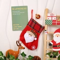 Dettaglio calza di Natale rossa con Babbo Natale e bordo scozzese su parete testurizzata - Stile Babbo Natale a Quadri (E1-2)