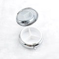 Vue détaillée du pilulier rond en métal avec trois compartiments et miroir intérieur - Ronde 3 Compartiments