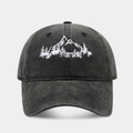 Primer plano del bordado de bosque de montaña en gorra de algodón lavado color carbón - Ajustable / Negro